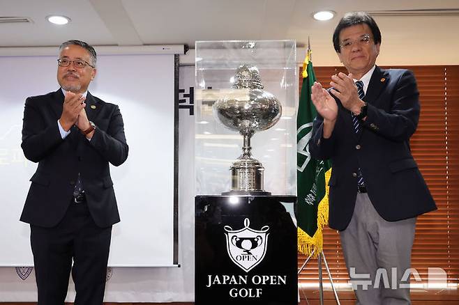 [서울=뉴시스] 권창회 기자 = 12일 오전 서울 중구 프레스센터에서 열린 대한민국 1호 프로골프 선수 故연덕춘, 역사와 전설을 복원하다 행사에서 김원섭(왼쪽) KPGA 회장과 야마나카 히로시 일본골프협회 전무가 故연덕춘 고문의 일본오픈 복원 트로피를 공개하고 있다. 이번 행사는 고인이 일제강점기인 1941년 일본프로골프 최고 권위 대회인 일본오픈에서 우승할 당시 일본인 '노부하라 도쿠하루(延原德春)’로 기록된 우승자 이름과 국적이 ‘연덕춘’으로 고쳐졌다. 2025.08.12. kch0523@newsis.com