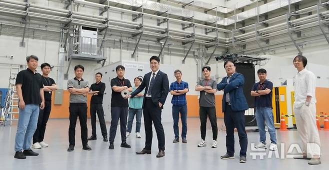 [포항=뉴시스] 송종욱 기자 = 포스텍 정모세 교수 연구팀이 기초과학연구원(IBS) 중이온가속기연구소-한국원자력연구원(KAERI) 첨단방사선연구소 연구팀과 저에너지 이온 빔의 진행 방향 다발 형태를 비파괴적으로 측정할 수 있는 정전용량식 이온 빔 번치 형태 모니터(CPU-BSM)를 개발했다. 사진 왼쪽부터 이종철 박사(KAERI)·김동건 박사(IBS)·주진식 선임(KAERI)·추경호 박사(IBS)·함철민 박사(IBS, 교신저자)·권장원 박사 (IBS)·곽동현 박사(IBS, 주저자)·이광복 박사(IBS)·오건희 박사(IBS)·정 교수(POSTECH, 교신저자)·편성재·이청수 연구위원(IBS). (사진=포스텍 제공) 2025.08.12. photo@newsis.com