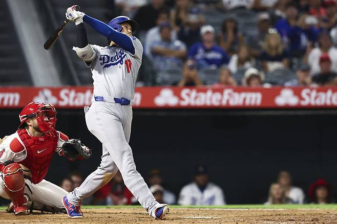 [애너하임=AP/뉴시스] LA 다저스의 오타니 쇼헤이가 11일(현지 시간) 미 캘리포니아주 애너하임의 에인절 스타디움에서 열린 2025 메이저리그 LA 에인절스와의 경기 8회 초 1점 홈런(시즌 42호)을 치고 있다. 오타니는 3경기 연속 홈런 포를 가동하며 3타수 1안타(홈런) 1타점 1득점 1볼넷 1삼진을 기록했고, 다저스는 4-7로 패했다. 2025.08.12.