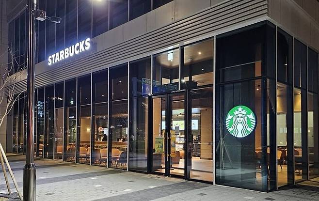 [서울=뉴시스] 야간 운영 중인 스타벅스 마곡보타닉게이트점 모습.(사진=스타벅스 제공) *재판매 및 DB 금지