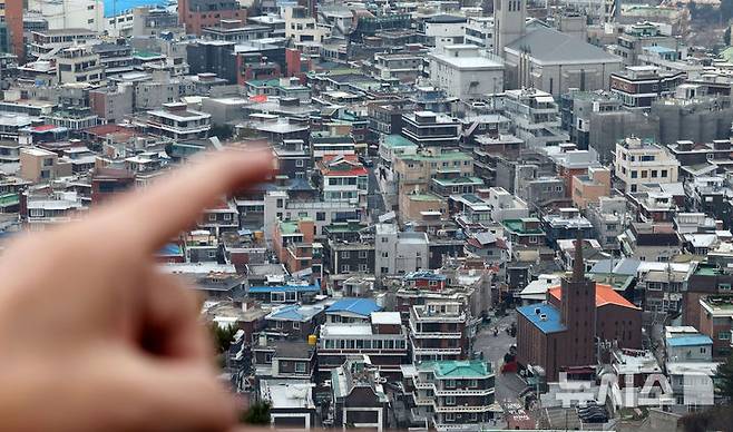 [서울=뉴시스] 홍효식 기자 = 올해 서울과 경기지역 빌라(연립·다세대) 임대 시장의 월세 비중이 처음으로 50%를 넘어섰다. 보증금 미반환 '전세사기' 여파에 빌라 시장에서 전세가 월세로 전환 중이기 때문이다.16일 국토교통부 실거래가시스템에 신고된 연립·다세대 전월세 거래를 분석한 결과 올해 서울에서 거래된 전월세 12만7111건의 거래 가운데 월세 거래는 6만8116건으로 전체의 53.6%에 달했다.사진은 서울 남산에서 바라본 시내 빌라 밀집지역 모습. 2024.12.16. yesphoto@newsis.com