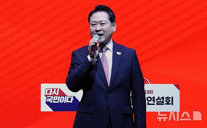 [대구=뉴시스] 이무열 기자 = 장동혁 국민의힘 당대표 후보가 8일 대구 북구 엑스코에서 열린 국민의힘 제6차 전당대회 대구·경북 합동연설회에서 정견발표를 하고 있다. 2025.08.08. lmy@newsis.com