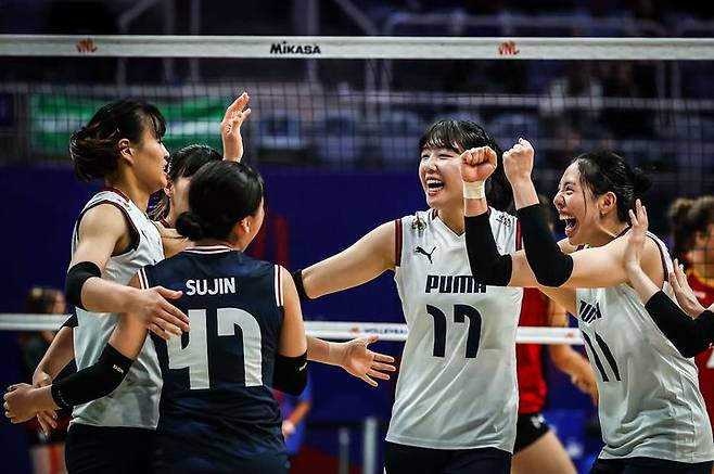 [서울=뉴시스] 독일과 2025 국제배구연맹(FIVB) 발리볼네이션스리그(VNL) 1주 차 1차전을 치르고 있는 한국 여자배구 대표팀. (사진=국제배구연맹 제공) 2025.06.05. *재판매 및 DB 금지