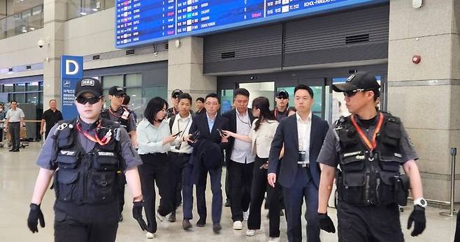 [인천=뉴시스] '집사 게이트' 당사자로 지목된 김예성씨가 12일 베트남에서 귀국한 뒤 체포됐다. 특별검사팀은 체포영장을 발부받은 지 약 한 달 만에 신병 확보에 성공했다. 2025.08.12. friend@newsis.com *재판매 및 DB 금지
