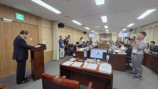 [세종=뉴시스] 송승화 기자 = 12일 세종시 보람동, 시의회에서 열린 (왼쪽)권영걸 세종평생교육·정책연구원장 후보자를 상대로 한 인사청문회장 전경. 2025.08.12. ssong1007@newsis.com *재판매 및 DB 금지
