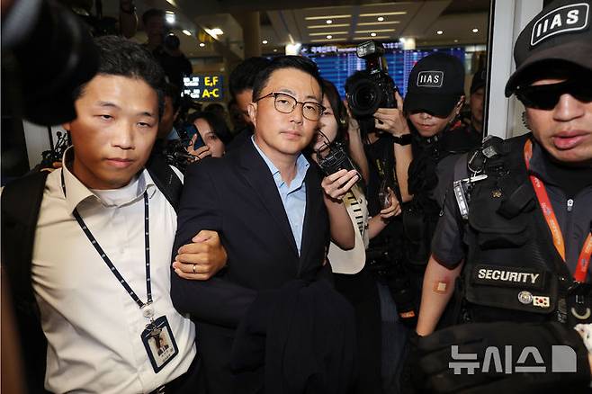 [인천공항=뉴시스] 최진석 기자 = '김건희 집사' 김예성 씨가 12일 인천공항으로 귀국해 체포되어 김건희 특검팀(특별검사 민중기) 사무실로 압송되고 있다. (공동취재) 2025.08.12. photo@newsis.com
