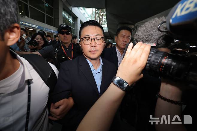 [인천공항=뉴시스] 최진석 기자 = '김건희 집사' 김예성 씨가 12일 인천공항으로 귀국해 체포되어 김건희 특검팀(특별검사 민중기) 사무실로 압송되고 있다. (공동취재) 2025.08.12. photo@newsis.com