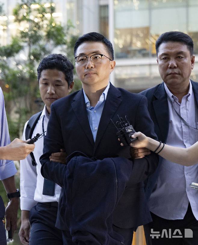 [서울=뉴시스] 김근수 기자 = 김건희 여사의 집사로 지목된 김예성씨가 12일 오후 서울 종로구 KT 광화문빌딩 웨스트에 마련된 김건희 여사 의혹을 수사하는 민중기 특별검사 사무실로 압송되고 있다. 김 씨는 특검이 수사 중인 ‘집사 게이트’의 핵심 인물로, 자신이 설립에 참여한 렌터카 업체가 지난 2023년 카카오모빌리티, HS효성 등 기업들로부터 184억 원을 투자받는 과정에 김건희 씨와의 친분을 내세워 영향력을 행사했다는 혐의를 받고있다. 2025.08.12. ks@newsis.com