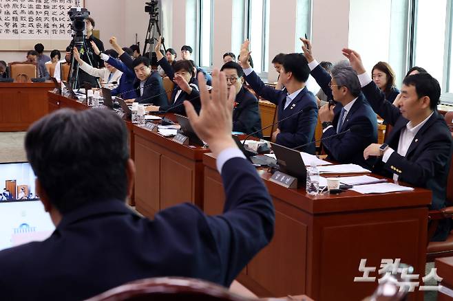 지난 1일 법제사법위원회에서 이춘석 위원장과 더불어민주당 의원들이 거수 표결을 하고 있다. 윤창원 기자