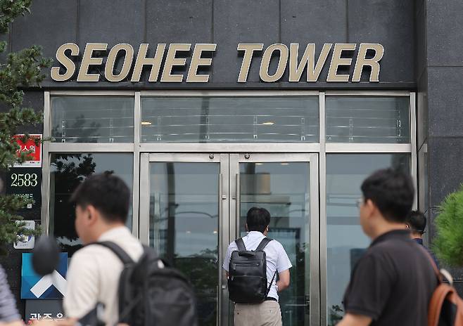 11일 김건희 여사의 의혹들을 수사하는 민중기 특별검사팀이 '나토 목걸이 의혹'과 관련해 압수수색 중인 서울 서초구 양재동 서희건설 사옥 모습. 연합뉴스