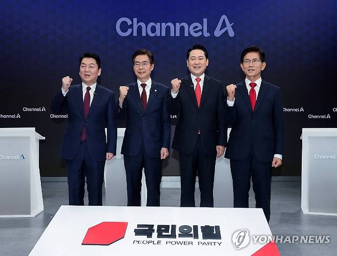 (서울=연합뉴스) 10일 서울 광화문 채널A스튜디오에서 국민의힘 8·22 전당대회 첫 방송토론회에 앞서 안철수(왼쪽부터), 조경태, 장동혁, 김문수 후보가 기념촬영을 하고 있다. 2025.8.10 [국회사진기자단] photo@yna.co.kr 연합뉴스