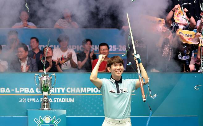 모리가 11일 경기도 고양시 '고양 킨텍스 PBA 스타디움'에서 열린 2025-26시즌 3차 투어 '올바른 생활카드 NH농협카드 PBA 채리티 챔피언십 25-26' 남자부 우승을 차지한 뒤 기뻐하고 있다. PBA