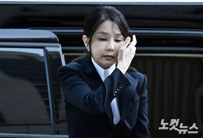 윤석열 전 대통령 부인 김건희 씨가 12일 오전 서울 서초구 서울중앙지법에서 열린 구속 전 피의자 심문(영장실질심사)에 출석하고 있다. 황진환 기자
