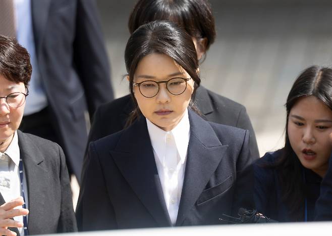 윤석열 전 대통령 부인 김건희 여사가 12일 구속 전 피의자 심문(영장실질심사)을 마친 뒤 서울 서초구 서울중앙지법을 나서고 있다. 연합뉴스