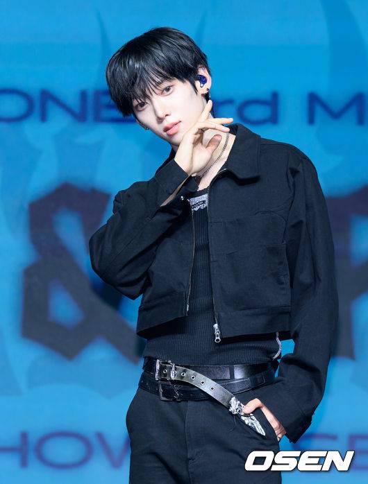 [OSEN=이대선 기자] 12일 오후 서울 강수구 스카이아트홀에서 앰퍼샌드원(AMPERS&ONE) ‘LOUD & PROUD’ 쇼케이스가 열렸다.미니 3집 ‘LOUD & PROUD’는 세상이 내놓는 선입견과 기준 앞에서도 자신감 넘치는 앰퍼샌드원의 모습을 담은 앨범이다. 그룹 앰퍼샌드원 나캠든이 포토타임을 가지고 있다. 2025.08.12 /sunday@osen.co.kr