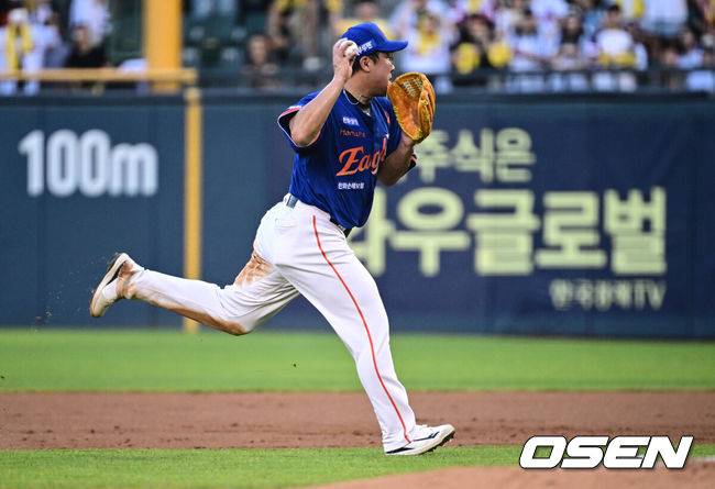 [OSEN=잠실, 조은정 기자]10일 오후 서울 잠실구장에서 ‘2025 신한 SOL Bank KBO리그’ LG 트윈스와 한화 이글스의 경기가 열렸다.LG는 손주영, 한화는 문동주를 선발로 내세웠다.한화 2루수 안치홍이 3회말 LG 선두타자 신민재의 땅볼을 처리하고 있다. 2025.08.10 /cej@osen.co.kr