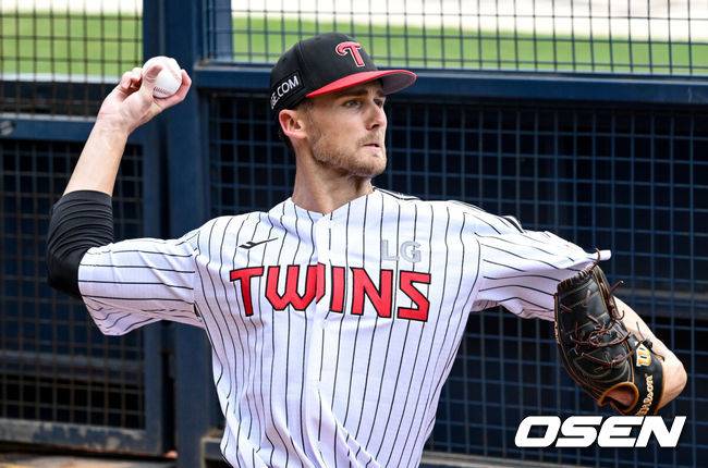 [OSEN=잠실, 조은정 기자]9일 오후 서울 잠실구장에서 ‘2025 신한 SOL Bank KBO리그’ LG 트윈스와 한화 이글스의 경기가 열린다.LG는 치리노스, 한화는 엄상백을 선발로 내세웠다.LG 새 외국인 투수로 앤더스 톨허스트가 불펜피칭을 하고 있다. 2025.08.09 /cej@osen.co.kr