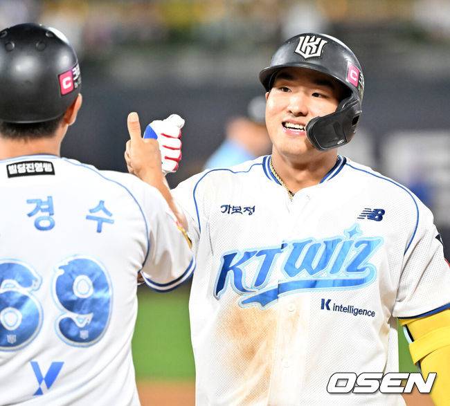 [OSEN=수원, 민경훈 기자] 10일 오후 수원 KT위즈파크에서 ‘2025 신한 SOL BANK KBO리그’ KT 위즈와 삼성 라이온즈의 경기가 진행됐다.이날 KT는 패트릭, 삼성은 최원태를 선발투수로 내세웠다.8회말 1사 주자 2,3루 KT 안현민이 좌익수 뒤 2타점 적시타를 때린 후 1루에서 기뻐하고 있다. 2025.08.10 / rumi@osen.co.kr
