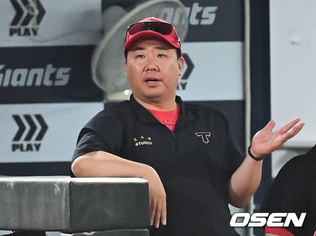 [OSEN=부산, 이석우 기자] 7일 부산 사직야구장에서 2025 신한 SOL 뱅크 KBO 리그 롯데 자이언츠와 KIA 타이거즈의 경기가 열렸다. 홈팀 롯데는 이민석이, 방문팀 KIA는 양현종이 선발 출전했다.KIA 타이거즈 이범호 감독이 5회초 무사 1루 좌월 2점 홈런을 친 김선빈과 하이파이브를 하고 있다. 2025.08.07 / foto0307@osen.co.kr