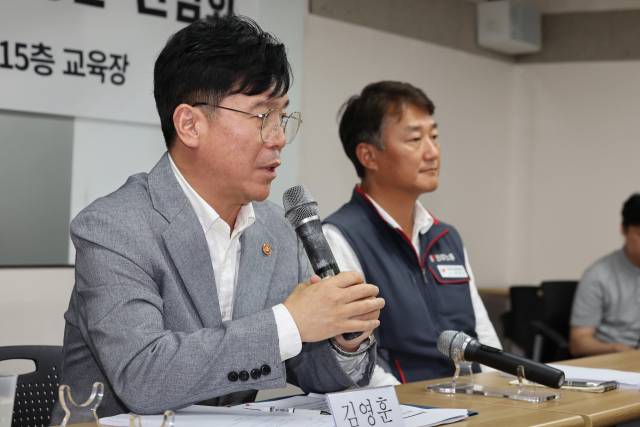 ▲김영훈 고용노동부 장관이 12일 서울 중구 전국민주노동조합총연맹(민주노총)에서 열린 간담회에서 발언하고 있다. ⓒ연합뉴스