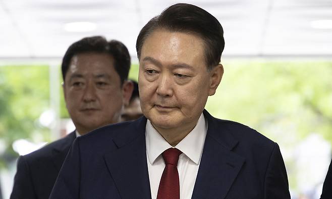 윤석열 전 대통령이 지난 7월 9일 서울중앙지법에서 열린 영장실질심사에 출석하기 위해 법원으로 들어서고 있다. 연합뉴스