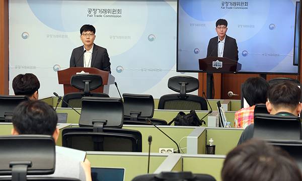 공정거래위원회 박정웅 제조업감시과장이 12일 정부세종청사 공정위 기자실에서 입주업체(모텔)가 비용 부담한 할인쿠폰 중 미사용분에 대해 야놀자, 여기어때 등 플랫폼 사업자가 임의로 소멸시킨 행위에 대해 시정명령 및 과징금을 부과하기로 결정했다고 밝히고 있다. 과징금액은 야놀자 5억4000만 원, 여기어때 10억 원이다. 연합뉴스