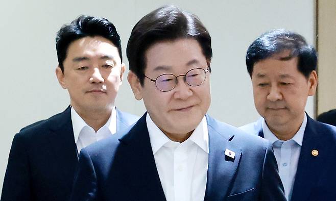 이재명 대통령이 지난 11일 서울 용산 대통령실 청사에서 열린 임시 국무회의에 입장하고 있다. 연합뉴스