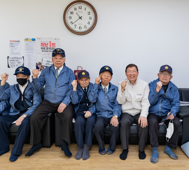 김경호(오른쪽 두 번째) 서울 광진구청장이 ‘국가유공자경로당’에서 기념사진을 찍고 있다. 광진구 제공