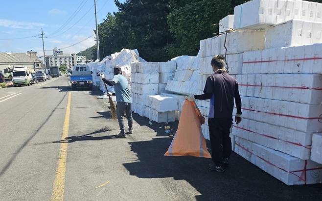 충남 태안군 근흥면 신진항  인근 도로에 폐스티로폼이 쌓여 있다. 태안군 제공
