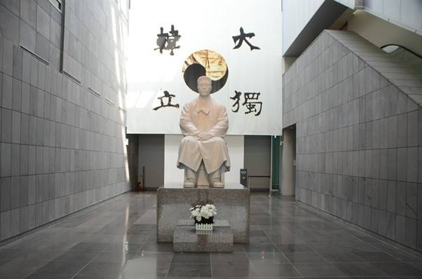 서울 남산에 위치한 안중근의사기념관 중앙홀에 있는 안중근 의사의 대형 좌상이다. 안중근의사기념관