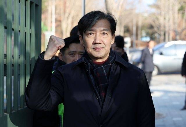 자녀 입시비리 혐의 등으로 징역형이 확정돼 수감되는 조국 전 조국혁신당 대표가 지난해 12월 16일 오전 경기도 의왕시 서울구치소에 수감되기 전 지지자들을 향해 주먹을 쥐고 있다. 뉴시스