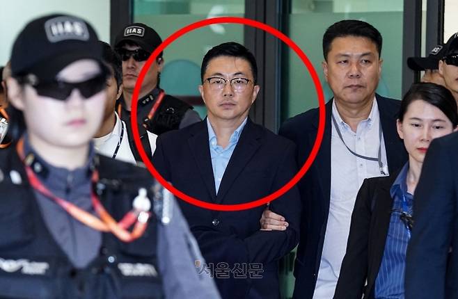 특검 수사에 불응하며 베트남에서 도피하던 이른바 ‘김건희 집사’ 김예성 씨가 12일 인천국제공항 제1여객터미널 입국장에 들어서고 있다. 김 여사 관련 의혹을 수사 중인 민중기 특별검사팀은 김씨를 보딩브릿지에서 체포, 특검 사무실로 이동해 조사할 예정이다. 2025.8.12 홍윤기 기자