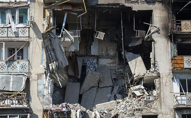 러시아는 흑해로 가는 주요 항구와 곡물 저장 및 수출 시설 등 경제적 인프라가 있는 오데사에 대한 공습을 꾸준히 반복하고 있다. 사진은 폭격으로 부서진 오데사 건물. 로이터 연합뉴스