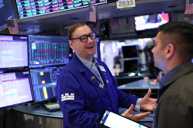 T한 주식거래중개인이 11일(현지 시간) 미국 뉴욕증권거래소(NYSE)에서 대화를 나누고 있다. AFP연합뉴스