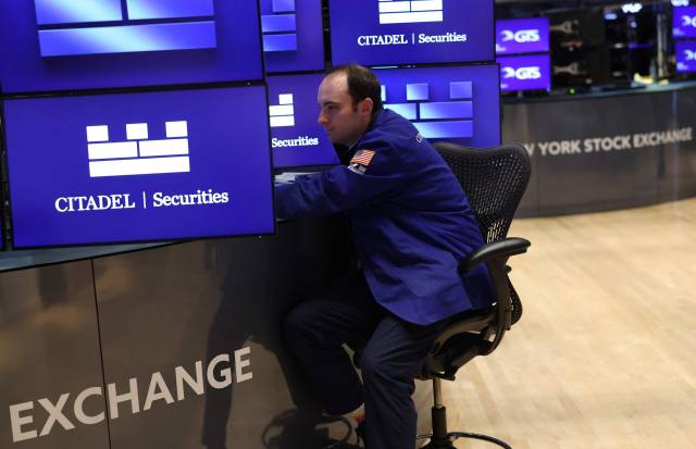 한 주식거래중개인이 11일(현지 시간) 미국 뉴욕증권거래소(NYSE)에서 모니터를 바라보고 있다. AFP연합뉴스