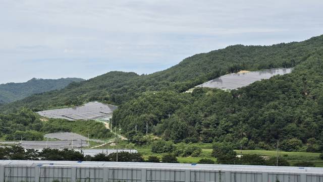 8일 전북 장수군 신장수변전소 공사 현장 건너편 산비탈에 태양광 패널이 설치돼 있다. 사진(장수)=주재현 기자