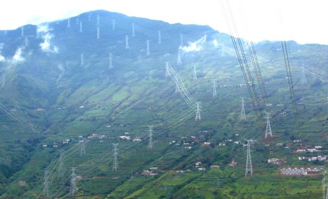 중국 쓰촨성 진사강 상류와 저장성을 잇는 800㎸ 송전망 전경. 사진=중국국가전력망공사(SGCC) 홈페이지