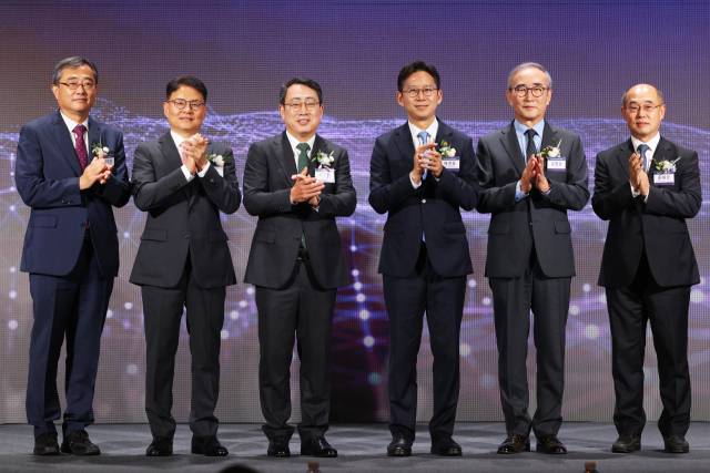 배경훈(왼쪽 네번째) 과학기술정보통신부 장관이 12일 서울 중구 웨스틴조선호텔에서 열린 ‘정부-이통사 인공지능(AI) 투자협력 선언식’에서 유영상(〃 세번째) SK텔레콤 대표, 김영섭(〃 다섯번째) KT 대표, 이철훈(〃 두번째) LG유플러스 부사장 등 참석자들과 기념사진을 촬영하고 있다. 연합뉴스