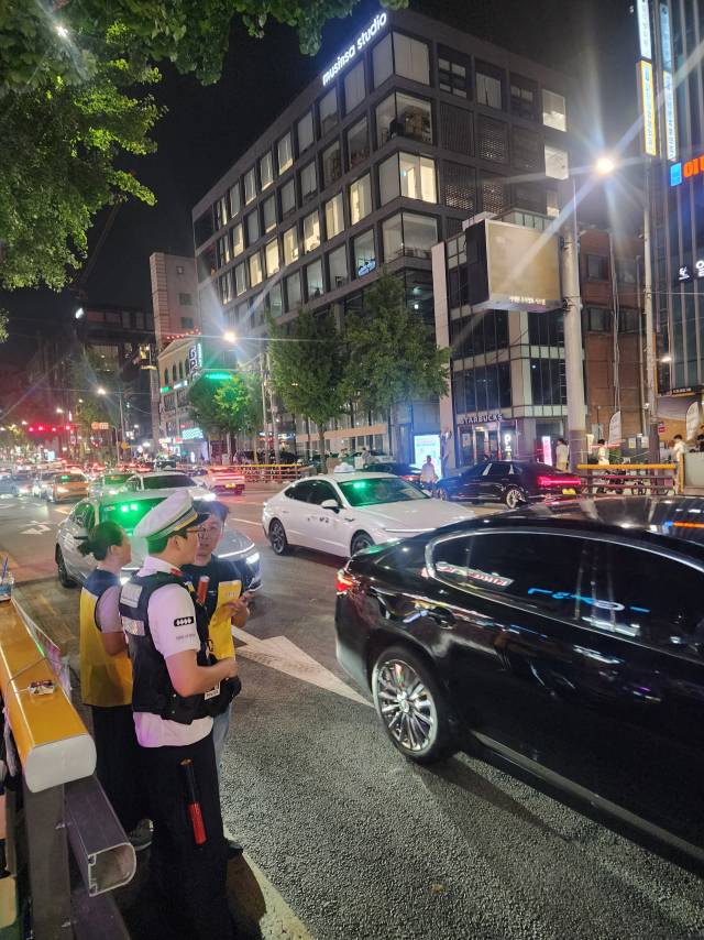 용산구청 직원과 용산경찰서가 심야 택시 단속을 하고 있다. 사진제공=용산구