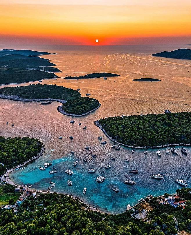 푸른 숲에 둘러싸인 흐바르섬의 아름다운 해변, 마치 그림 같은 풍경.사진제공|크로아티아관광청/CNTB