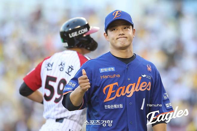 한화 문동주가 지난 10일 잠실구장에서 열린 LG와의 경기에서 야수들에게 엄지를 들어보이고 있다. 한화이글스 제공