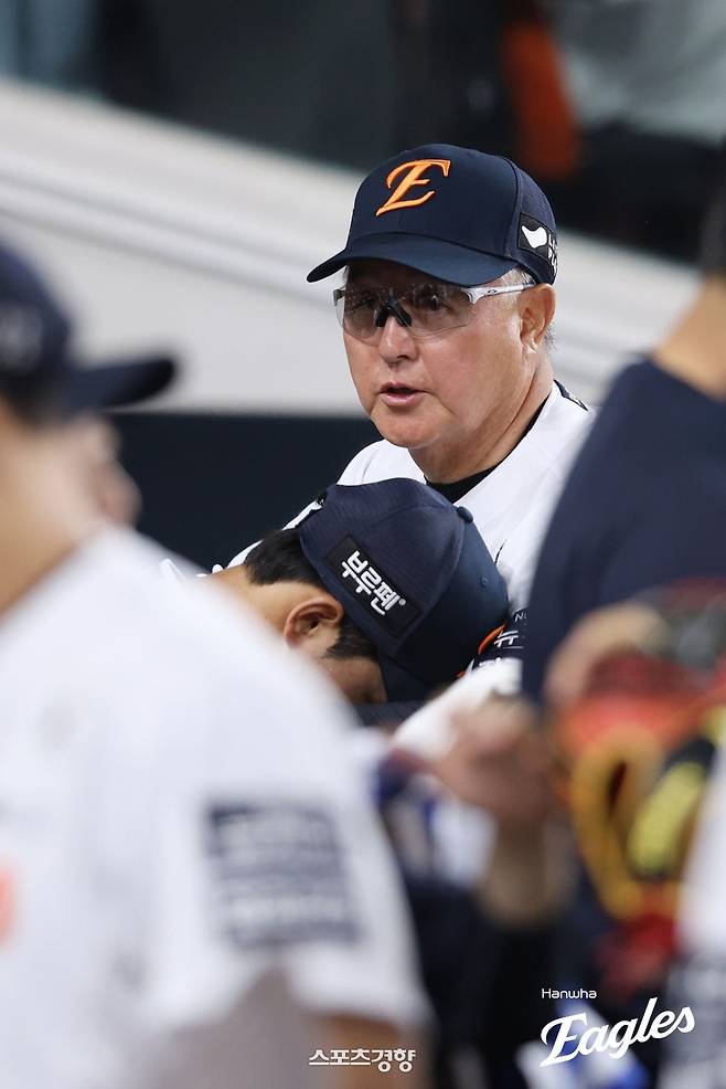 김경문 한화 감독이 지난 5일 대전 KT전에서 호투한 문동주를 안아주고 있다. 한화이글스 제공