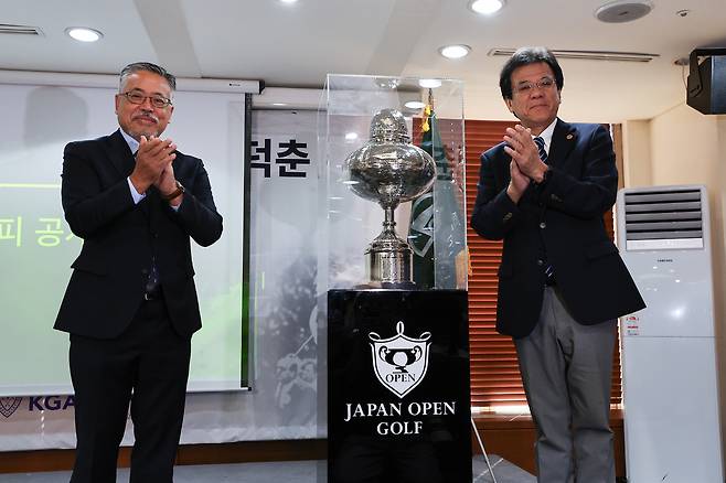 12일 서울 중구 프레스센터에서 열린 한국 최초 프로골퍼 고 연덕춘 KPGA 고문의 우승 트로피 복원 기념식에서 김원섭 KPGA 회장(왼쪽)과 야마나카 히로시 일본골프협회 최고 운영 책임자가 트로피를 공개하고 있다. 연합뉴스
