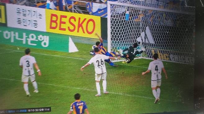 Ulsan Eric is trying to slide, and Jeju goalkeeper Kim Dong -jun is throwing his body into the goal. Coupang Play Screen Capture
