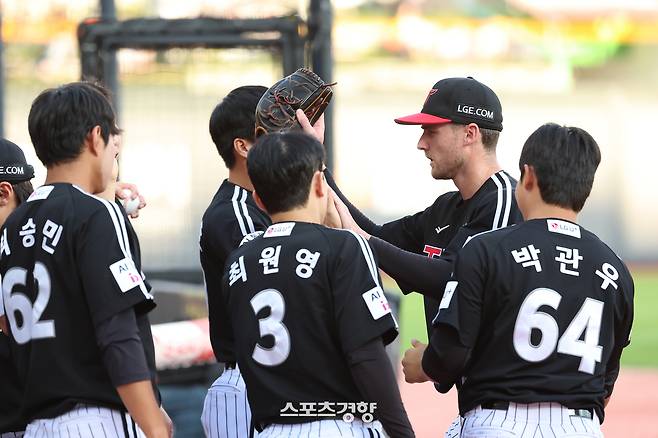 LG 앤더스 톨허스트에게 인사하는 팀 선수들. LG 트윈스 제공