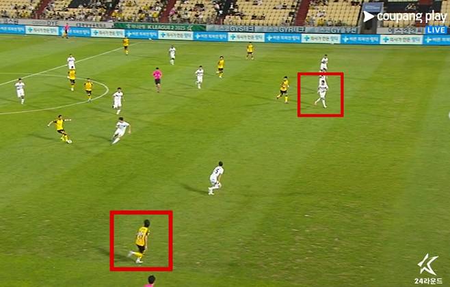 10일 광양전용구장에서 열린 전남 드래곤즈와 천안시티의 하나은행 K리그2 2025 24라운드, 전남 김용환이 정강민(하단 빨간색 네모)에게 패스하는 순간 장면. 심판진은 5분이 넘는 비디오 판독 끝에 정강민의 위치가 오프사이드라는 이유로, 이후 상황에서 나온 전남 득점을 취소했다. 상단 빨간색 네모는 천안시티 최종 수비수. /사진=중계화면 캡처