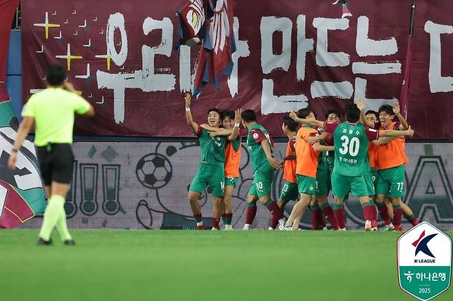 골을 넣고 기뻐하는 김준범(가운데)의 모습. /사진=한국프로축구연맹 제공