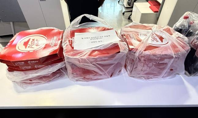 KT 안현민이 12일 수원 LG전을 앞두고 7월 월간 MVP 및 개인 첫 100안타 달성 기념으로 돌린 피자 50판. /사진=KT 위즈 제공