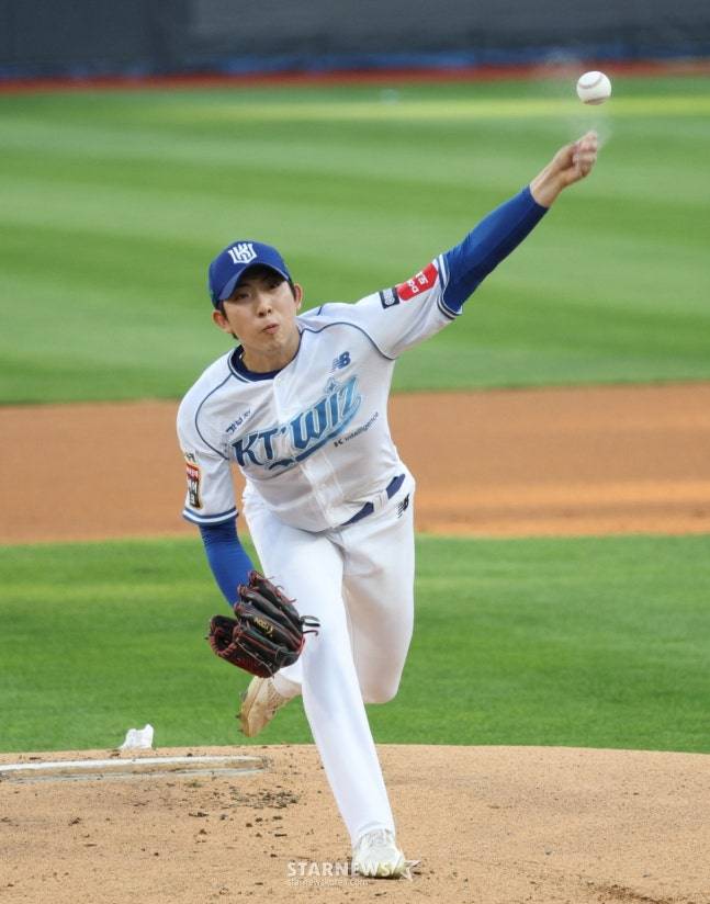 2025 신한 SOL Bank KBO리그 kt 위즈 대 LG 트윈스 경기가 12일 수원 KT위즈파크에서 열렸다.  KT 선발 오원석이 역투하고 있다. /사진=김진경 대기자