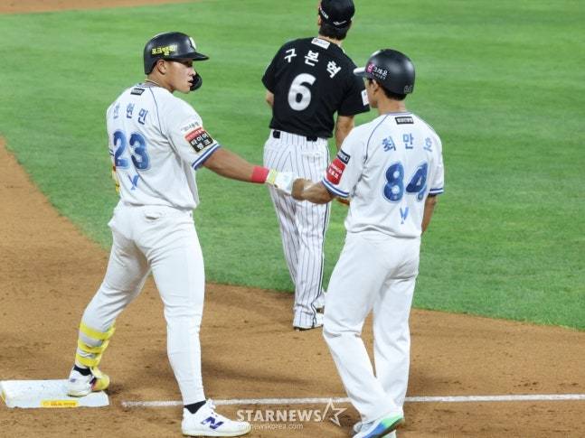 2025 신한 SOL Bank KBO리그 kt 위즈 대 LG 트윈스 경기가 12일 수원 KT위즈파크에서 열렸다.  KT 안현민(맨 왼쪽)이 7회말 2사에서 중월 3루타를 날리고 출루한 후 최만호 코치의 환영을 받고 있다. /사진=김진경 대기자
